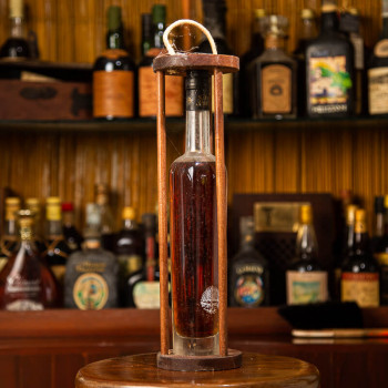 SAINT JAMES - Cuvée Spéciale Jahre 2000 - Vintage-Rum - Flasche auf Holzgestell - 43° - 50cl.
