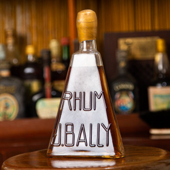 BALLY - Millésime 1970 - Rhum Vintage - bouteille pyramide - 45° - 70cl
