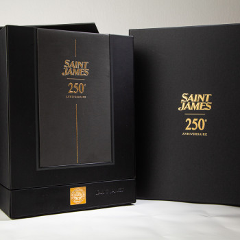 Rhum SAINT JAMES - Cuvée 250 ans - Carafe Prestige - Rhum agricole - Martinique - écrin avec socle