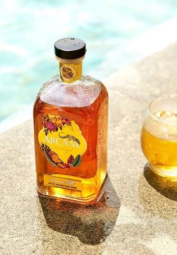 Eine Flasche Arcane arrangierter Rum mit gerösteter Ananas und Swimmingpool