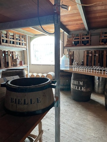 Espace de dégustation dans les chais de la distillerie Bielle