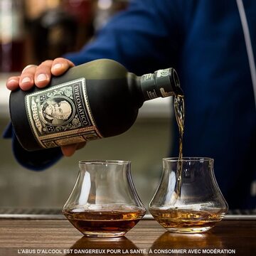 Bouteille de rhum Diplomatico et verre de dégustation