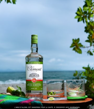 Inszenierung von Clément-Rum in einem Punsch am Strand