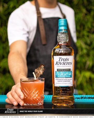 Rhum Trois Rivières en cokctail présenté par un bartenders