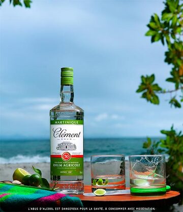 Mise en scène du rhum Clément en ti-punch sur la plage