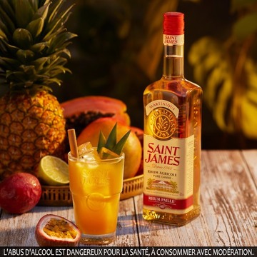 Rhum agricole Paille Saint James et un verre de coktail au fruit de la passion