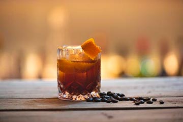 Verre de cocktail au rhum orange et cacao