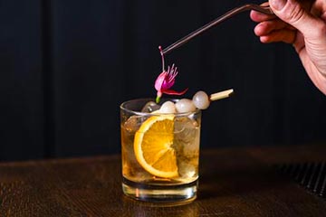 Glas Rum und Litschi-Cocktail