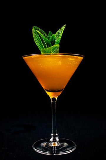 Glas Cocktail mit Rum und frischer Minze