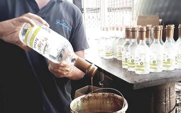 Rhum La Favorite de Martinique - Embouteillage artisanal à la cire