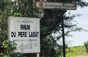 Panneau indiquant la distillerie Poisson du rhum Père Labat